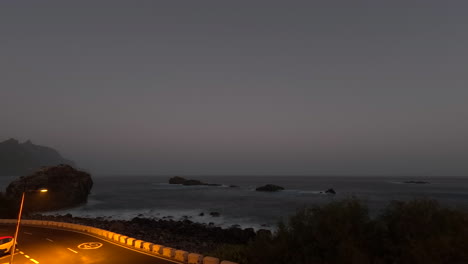 Sonnenaufgangszeitraffer-Des-Atlantischen-Ozeans-Auf-Teneriffa-Mit-Dramatischen-Wellen,-Die-Auf-Einen-Felsigen-Strand-Stürzen