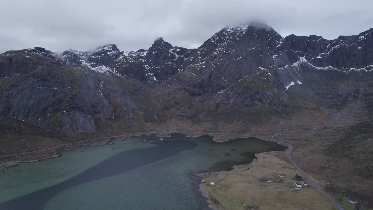 vista aérea de drones con vistas a un camión en una carretera costera, en lofoten nublado, noruega