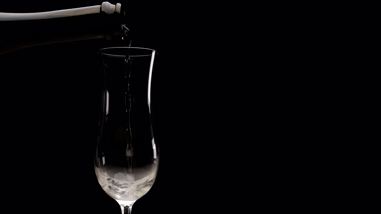 Versando champagne per una festa di celebrazione.