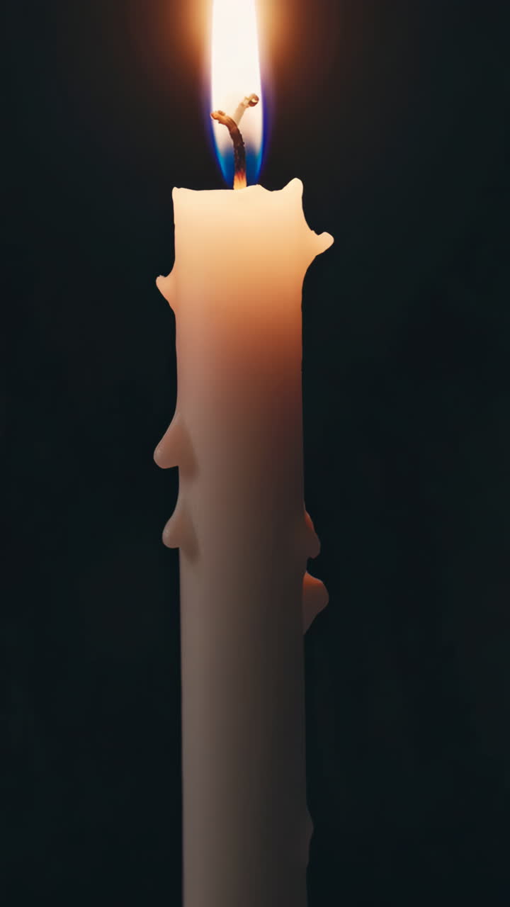Candela accesa al buio