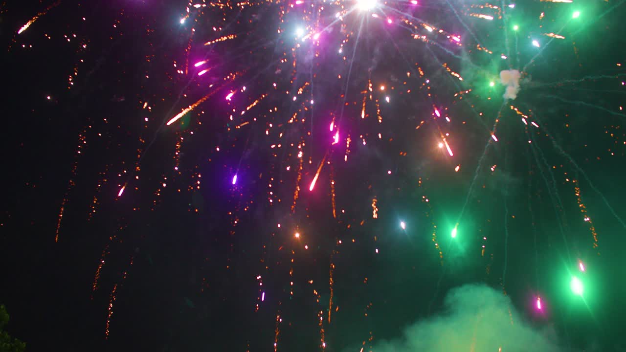 toma frontal de fuegos artificiales disparados al cielo el 4 de julio