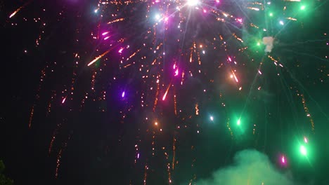 toma frontal de fuegos artificiales disparados al cielo el 4 de julio