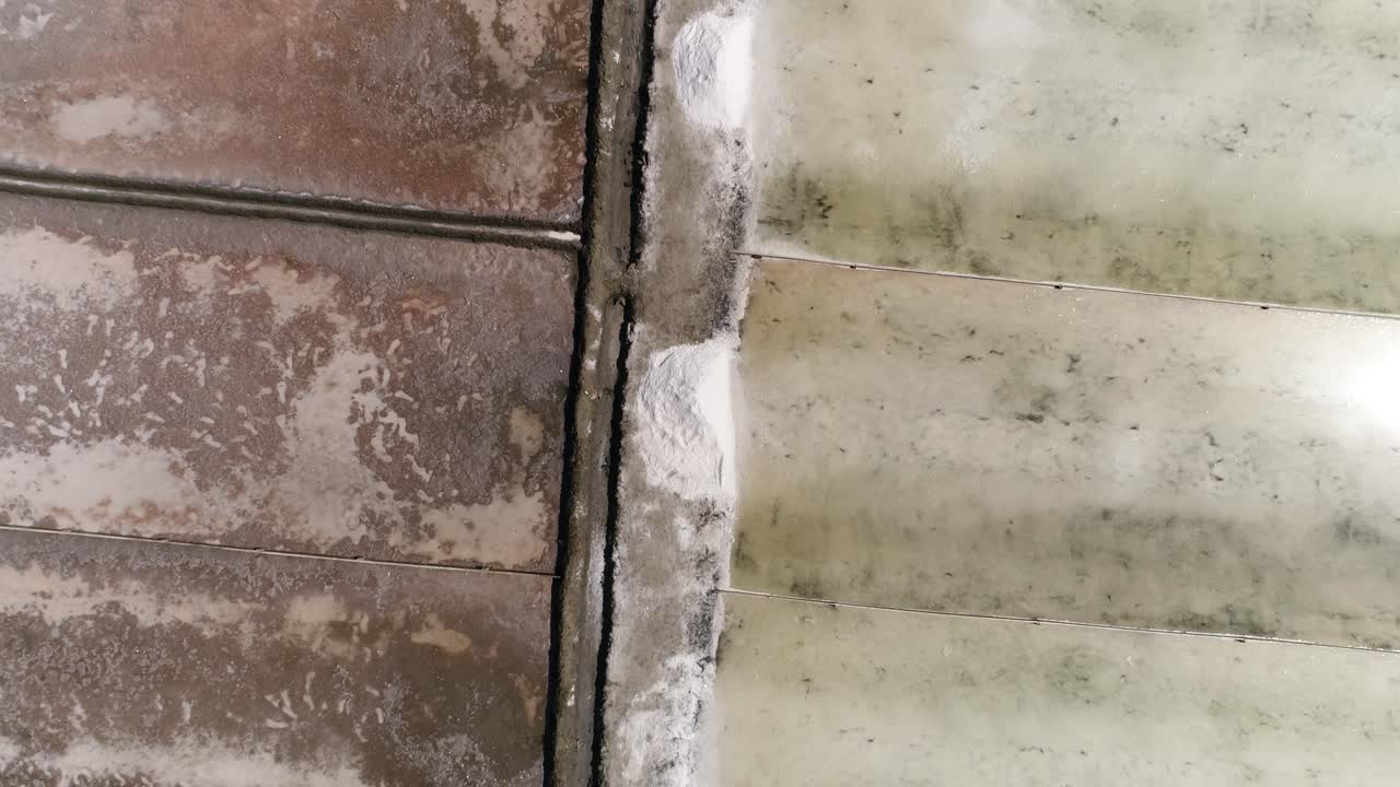 Luftfoto med drone af saltfelter i Aveiro, Portugal.
