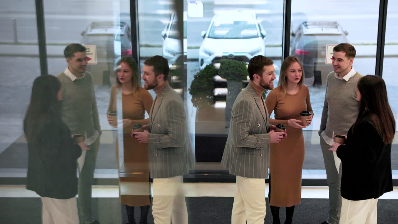 휴식시간에 이야기하는 동료들