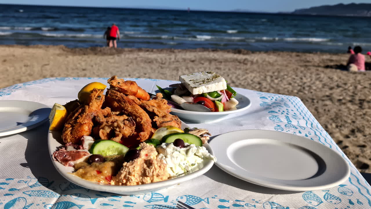 Deilig gresk mat servert på stranden om sommeren i Hellas