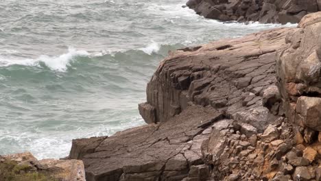 cámara lenta de las olas chocando con el acantilado en la costa de portugal