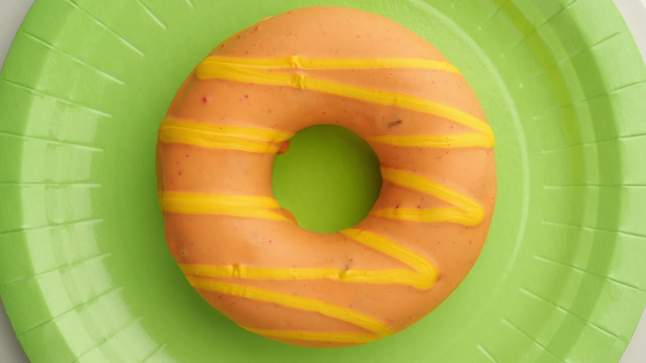 el donut glazado de primer plano.