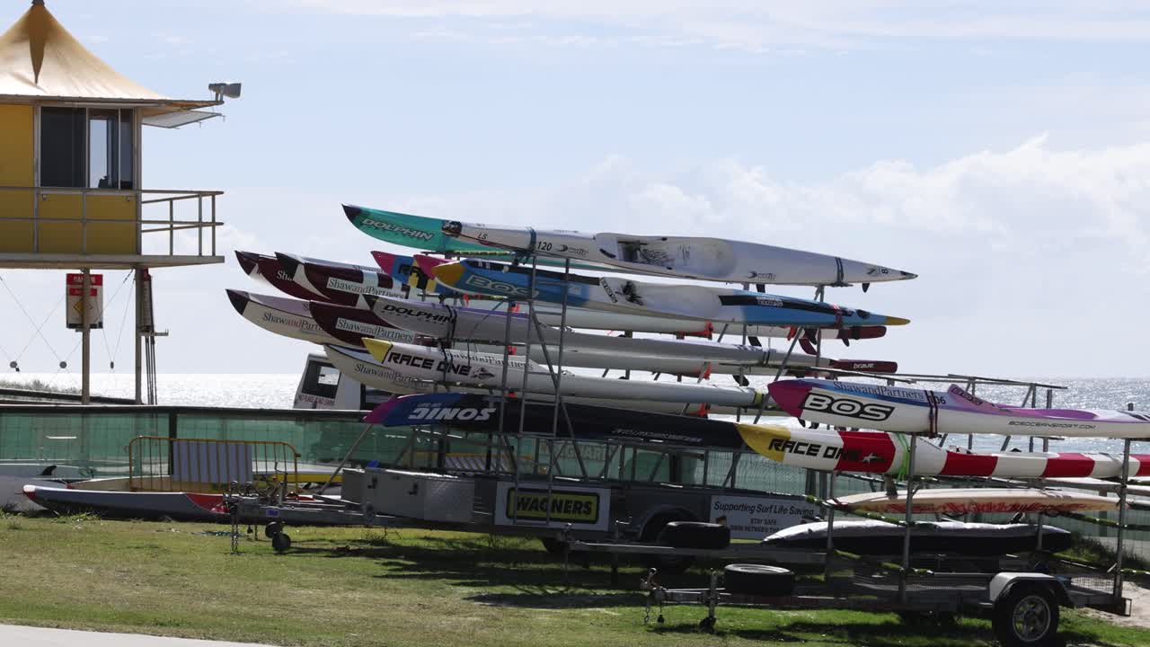 해변 에 쌓인 서프 보드 근처 에 있는 구명관 탑