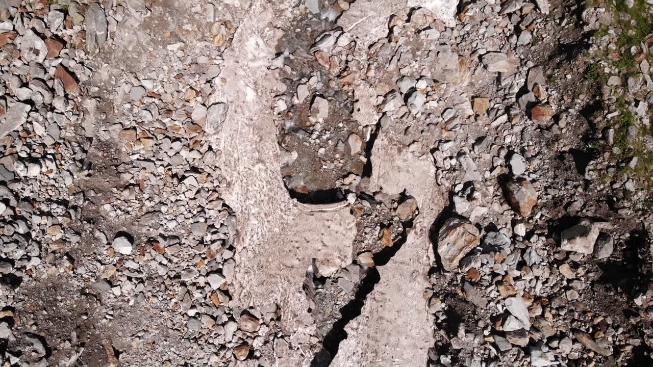 vista de arriba del agua que fluye por el paisaje rocoso en kaprun, austria