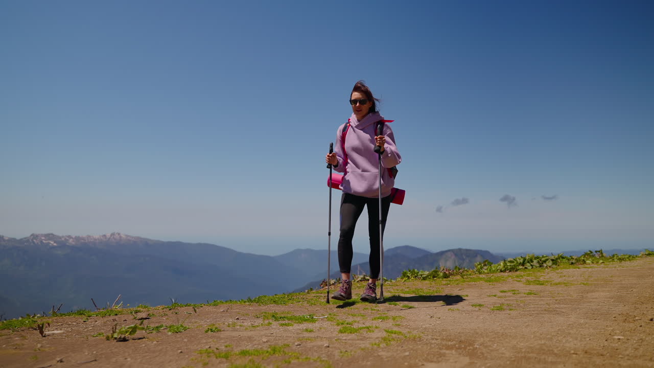 Mujer, excursión, en, montañas