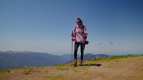 mujer haciendo senderismo en las montañas