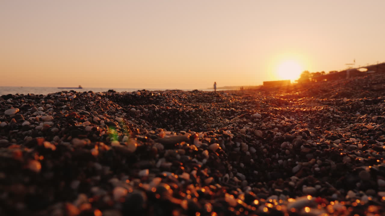 silueta de un hombre corriendo cerca del mar al atardecer