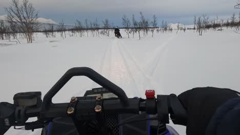 Paseo-En-Bicicleta-De-Nieve-En-Noruega-Durante-El-Invierno-Por-La-Mañana-Cruzando-La-Línea-De-árboles