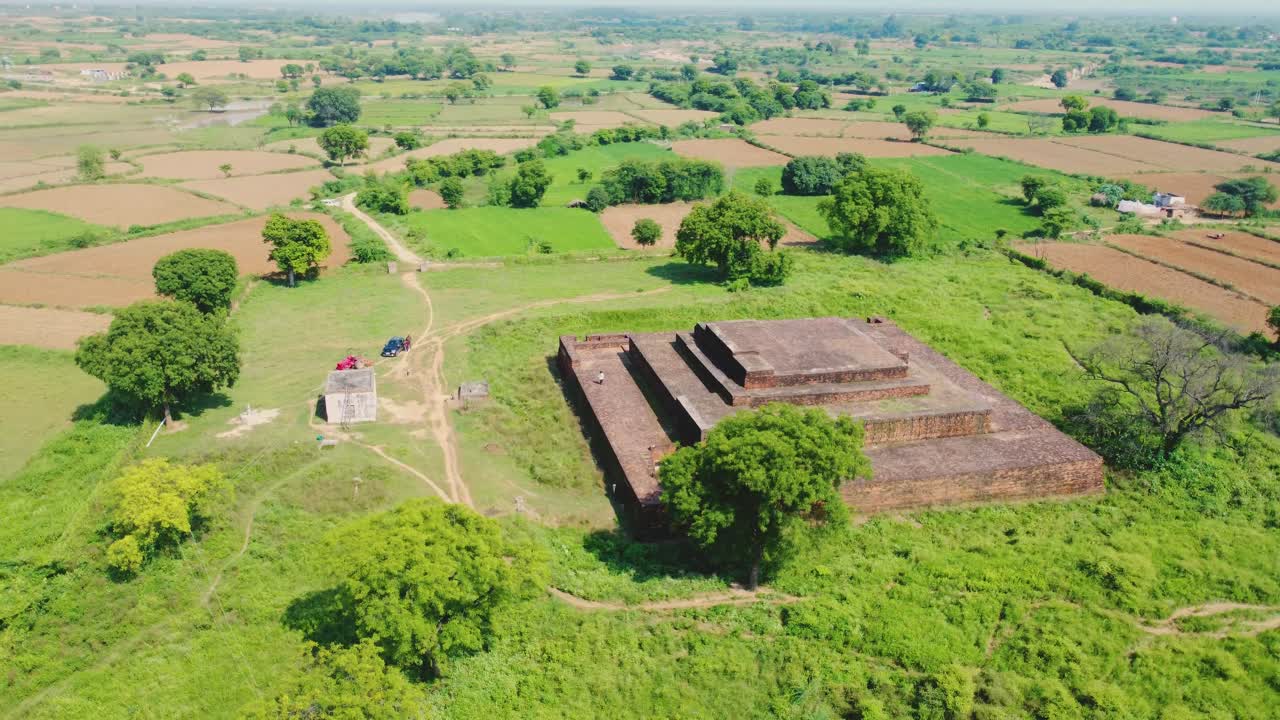 Scatto aereo della piattaforma del tempio di mattoni di Padmavati nell'antica città di Pawaya, in Madhya Pradesh, India