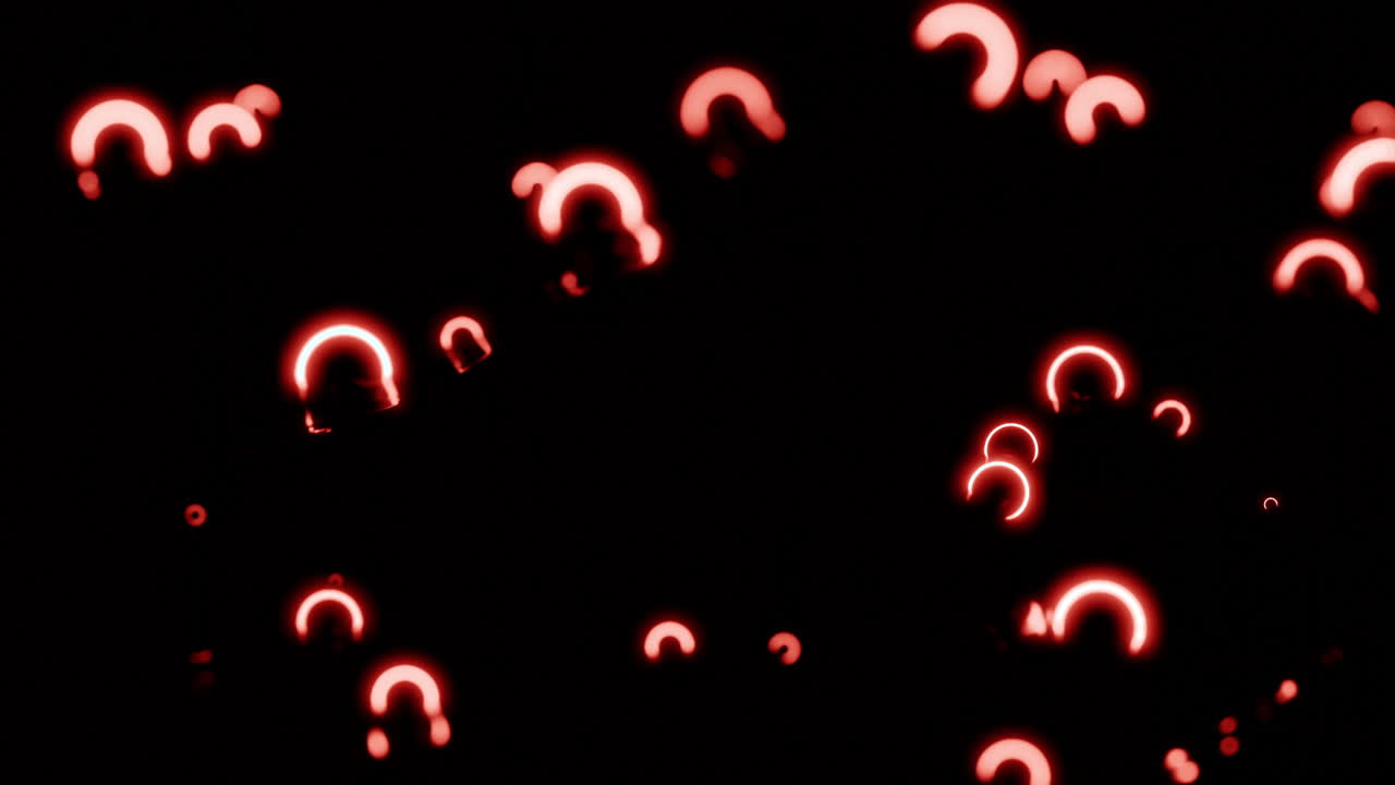 anillos rojos brillantes sobre un fondo negro