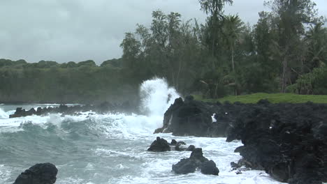 una gran tormenta del pacífico azota hawaii con grandes olas 9
