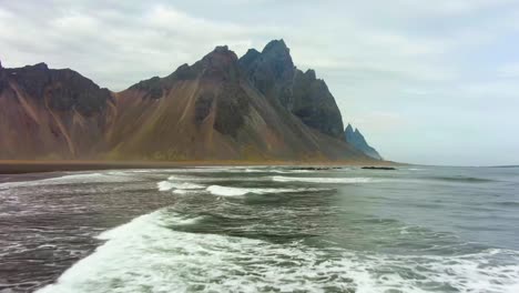 4K-Drohne,-Filmische-Vogelperspektive-Auf-Den-Isländischen-Diamantstrand