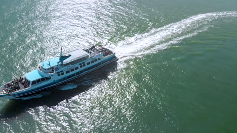 Viendo-Salir-El-Ferry-Del-Puerto-De-Sasalito-Hacia-San-Francisco