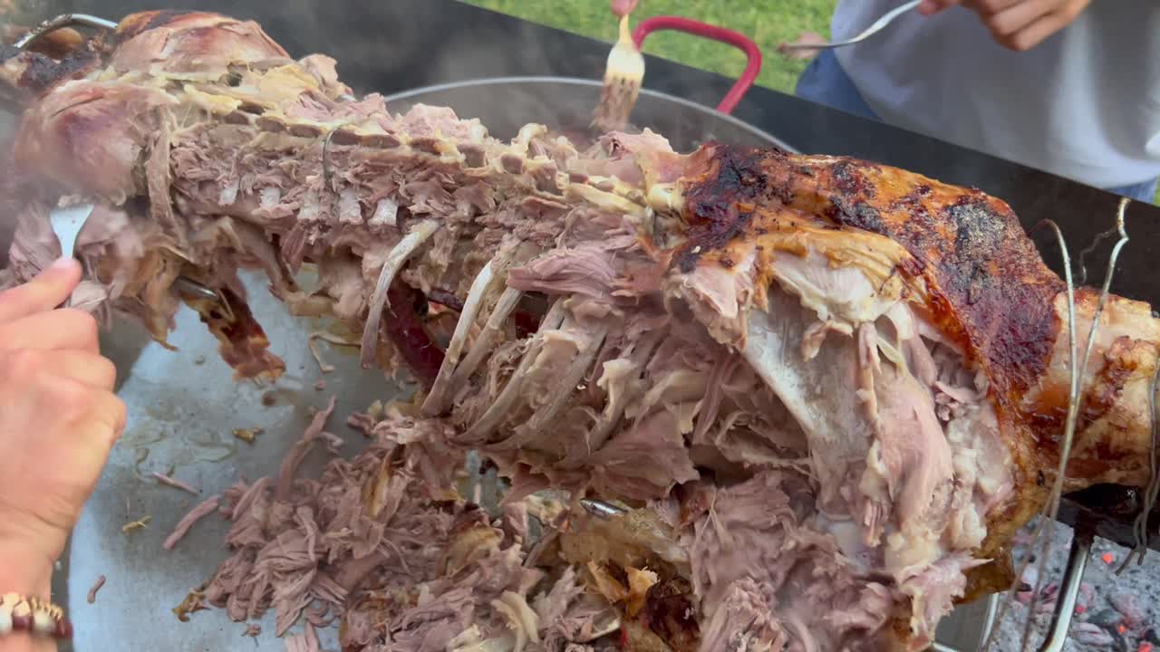 황금빛 바삭바삭한 피부, 여름 동안 양고기 바비큐 그릴, 4k 샷