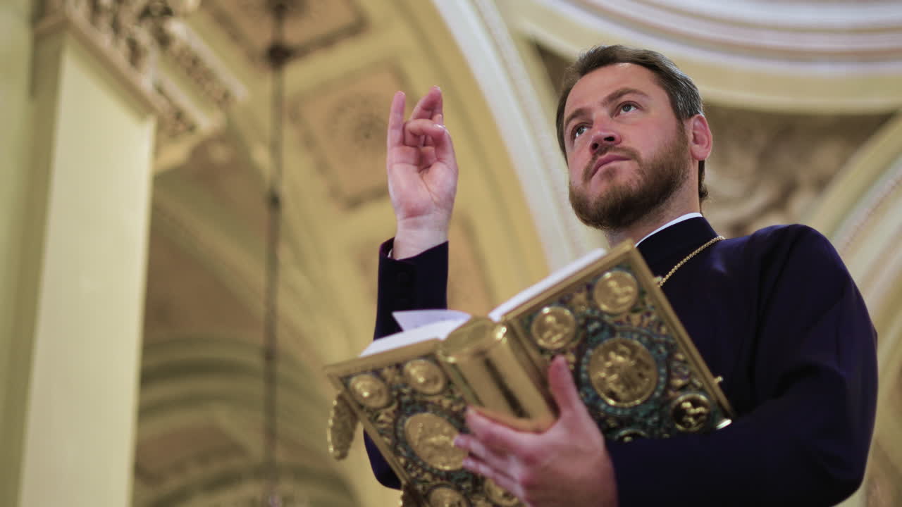 sacerdote con un libro sagrado