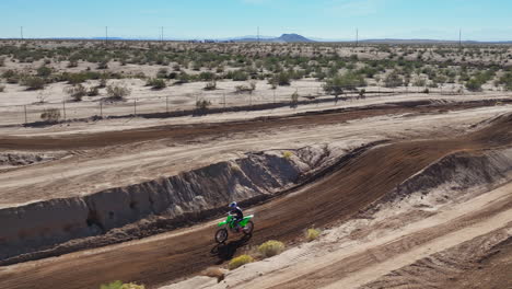 La-Motocicleta-Hace-Dos-Saltos-Altos-Y-Aterriza-Expertamente---Perspectiva-Aérea-En-Cámara-Lenta