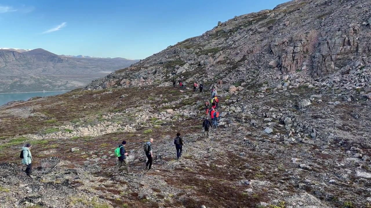 Un gruppo di turisti che cammina sull'isola di Immikkeertikajik. Scoresbysund, Groenlandia