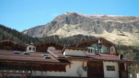 hoteles en los alpes cerca del glaciar hintertux en austria, rodeados de enormes montañas