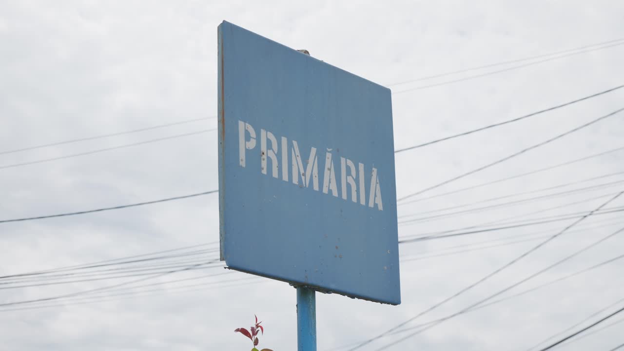 마을 의 녹은 시청 표지판