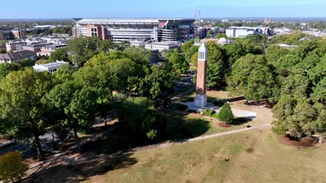 universidad de alabama con el estadio de fútbol en el fondo aéreo