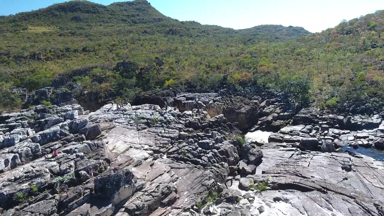 Panoramica aerea serena sulla Chapada dos Veadeiros, Alto Paraíso de Goiás, Brasile, ripresa da drone.