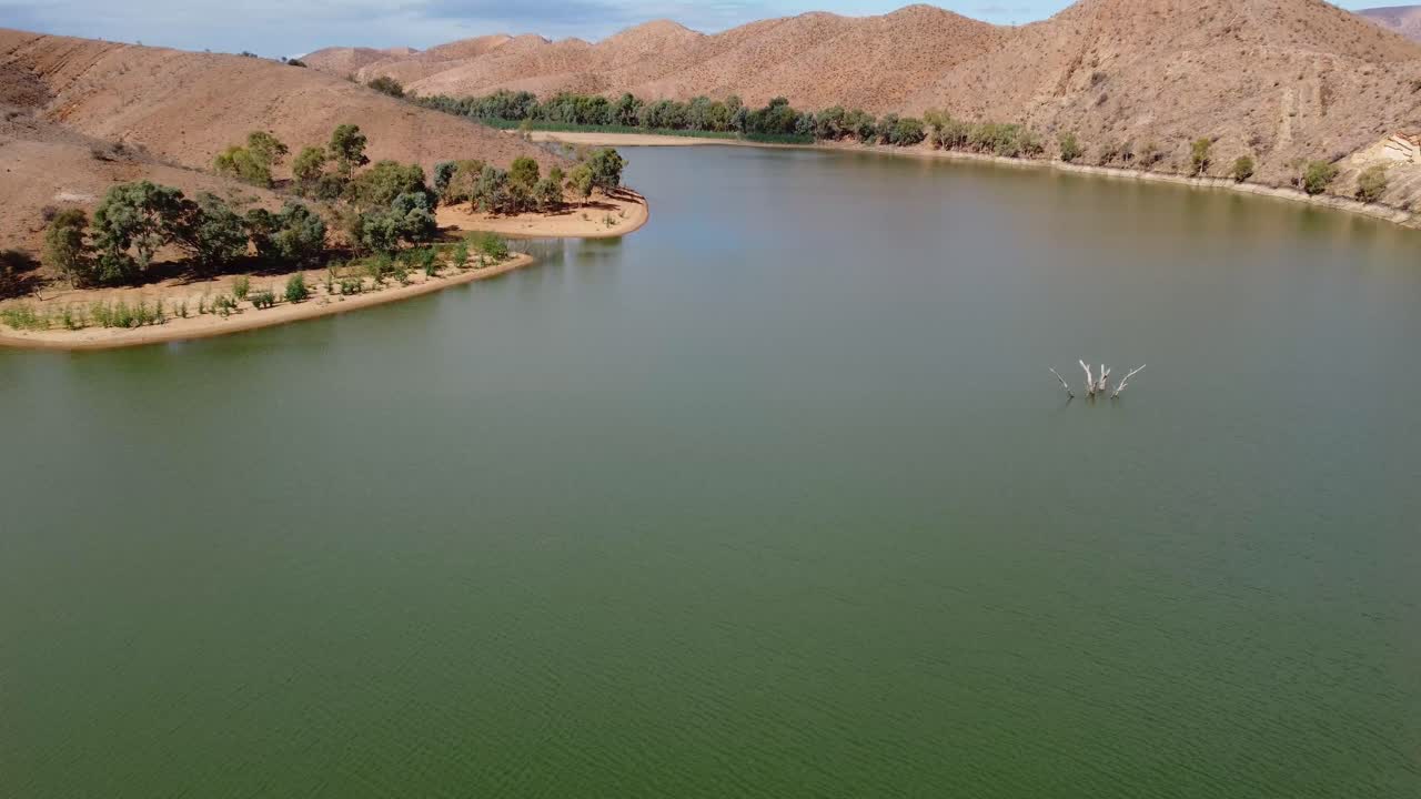 imágenes aéreas de drones del embalse de agua de la presa de aroona cerca de leigh creek en el interior de australia del sur