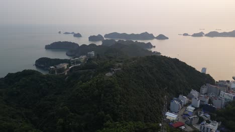 puesta de sol detrás de un grupo de islas en cat ba y la bahía de halong en el norte de vietnam