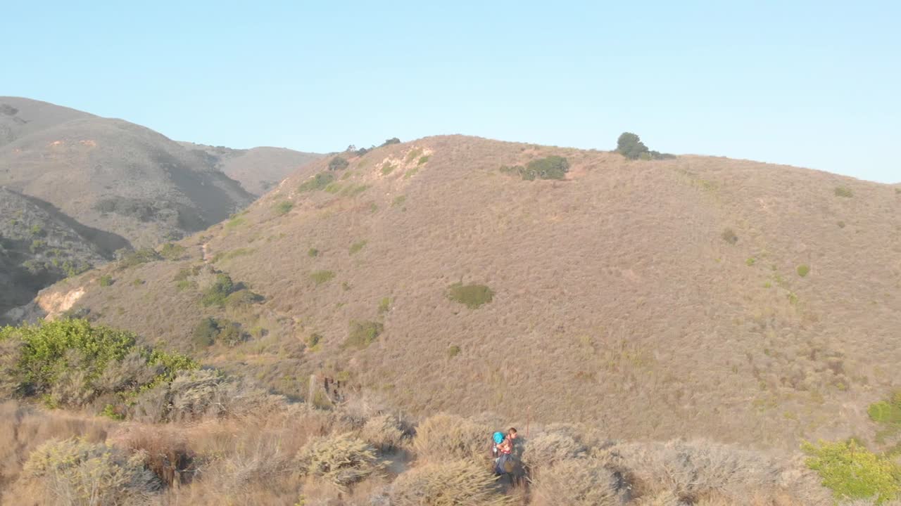 mujer sola caminando por la montaña de la isla santa cruz