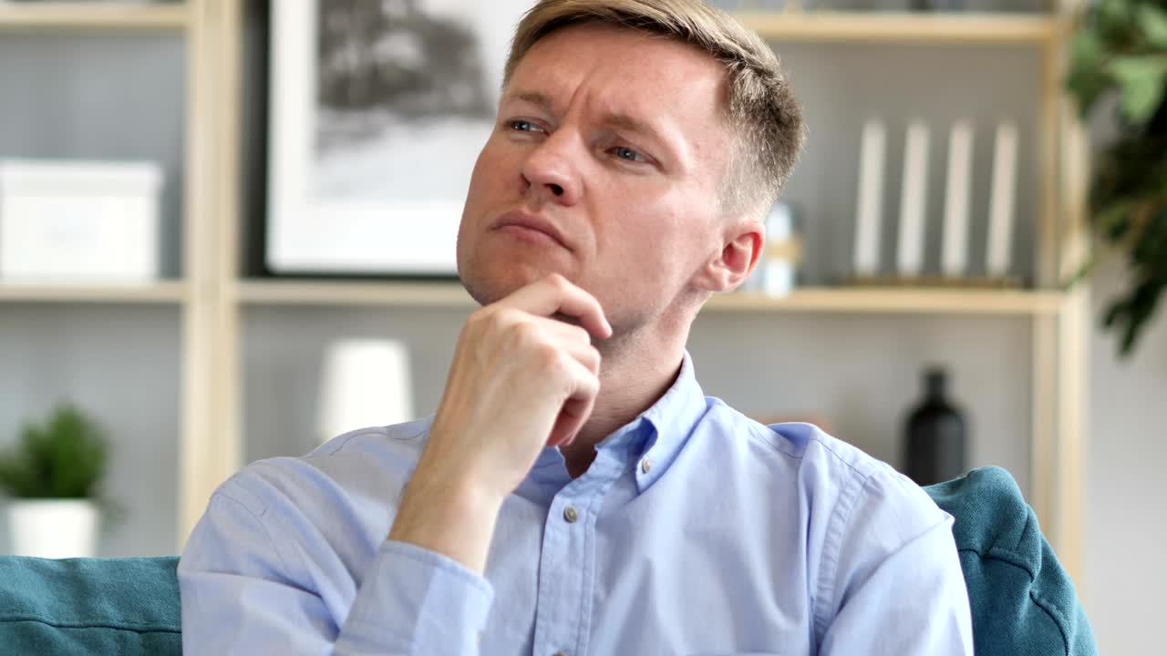 retrato de un hombre de negocios de mediana edad pensando en la oficina