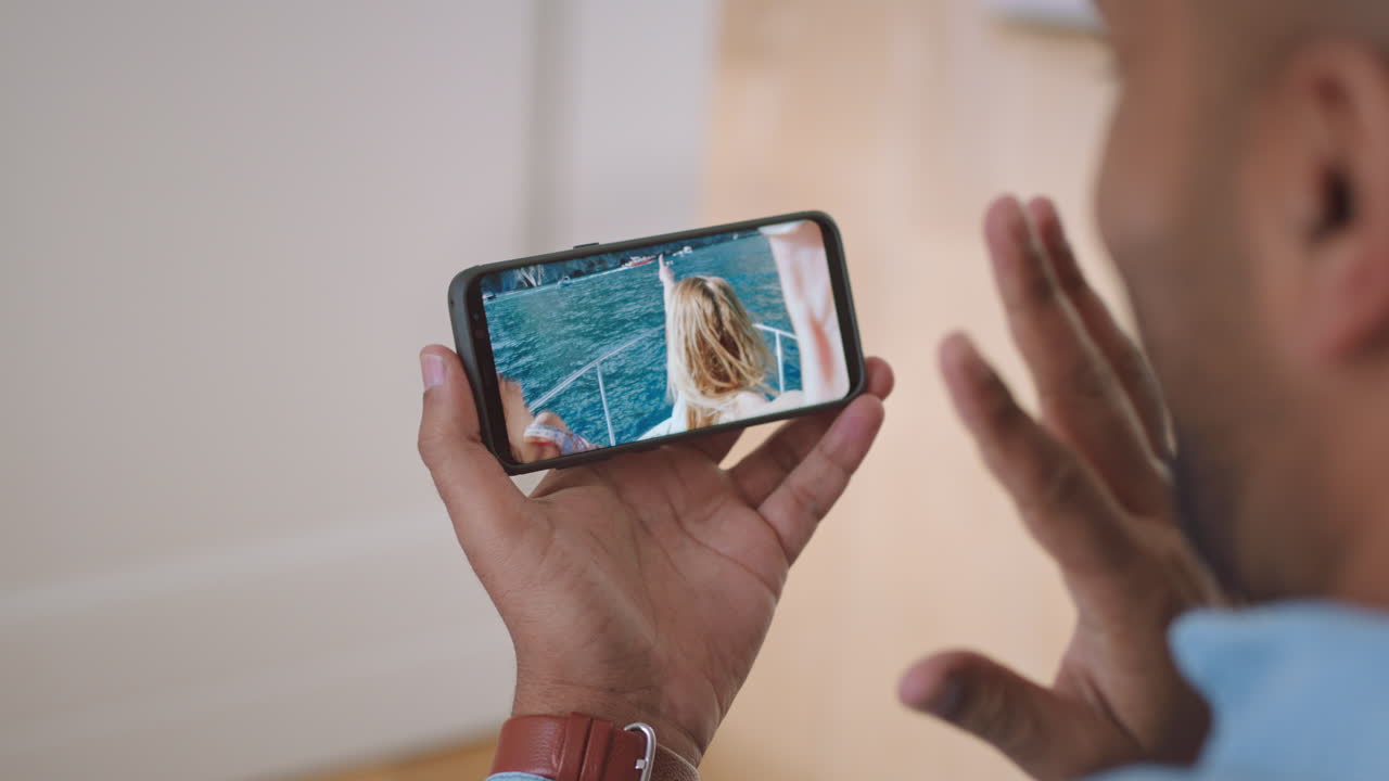hombre negro, videollamada y teléfono saludando a sus amigos