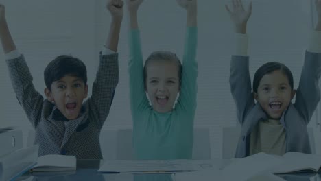 ecuaciones matemáticas sobre jóvenes con los brazos en alto.