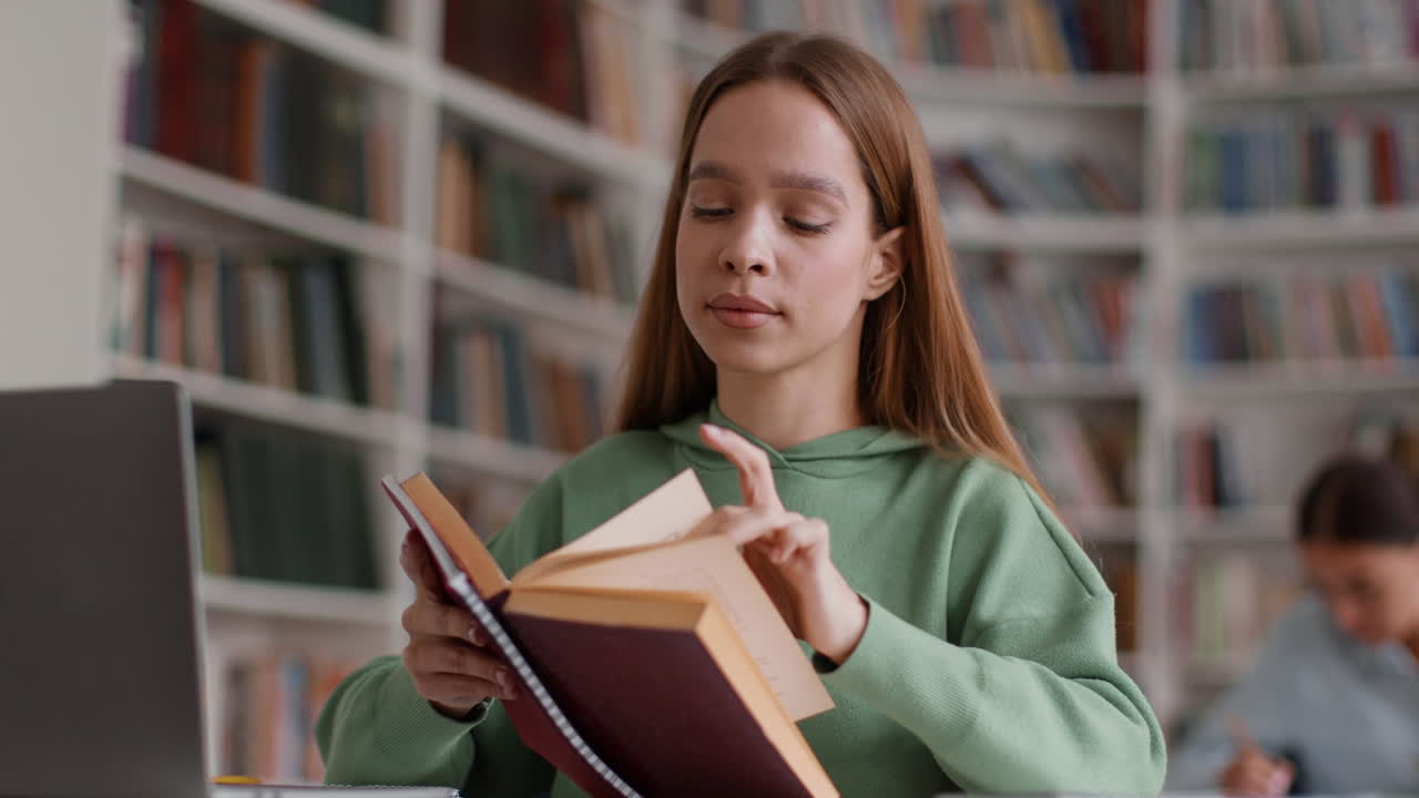 mujer leyendo un libro en una biblioteca