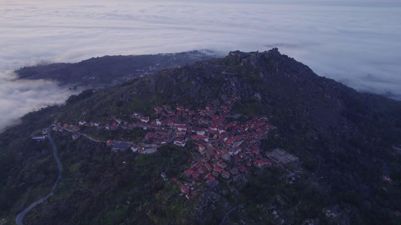 마법의 낮은 구름과 함께 유명한 몬산토 마을의 측면 패닝, 공중