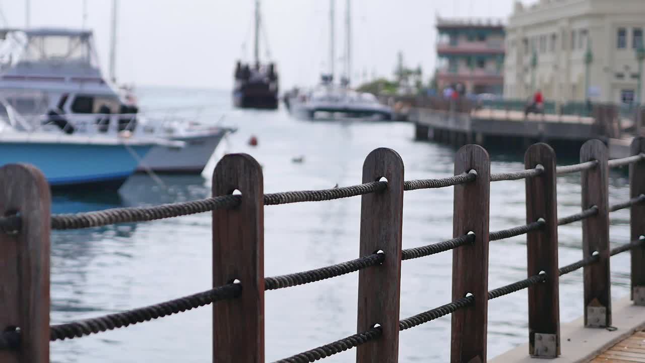 항구 옆의 보드 워크