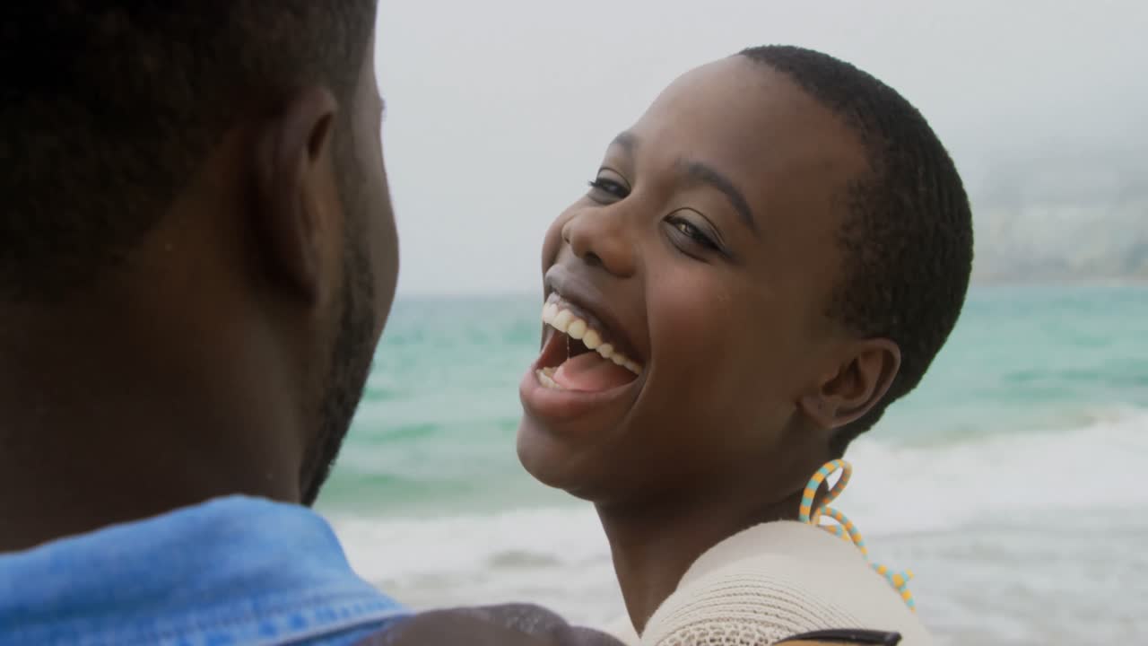 feliz pareja afroamericana de pie juntos en la playa 4k