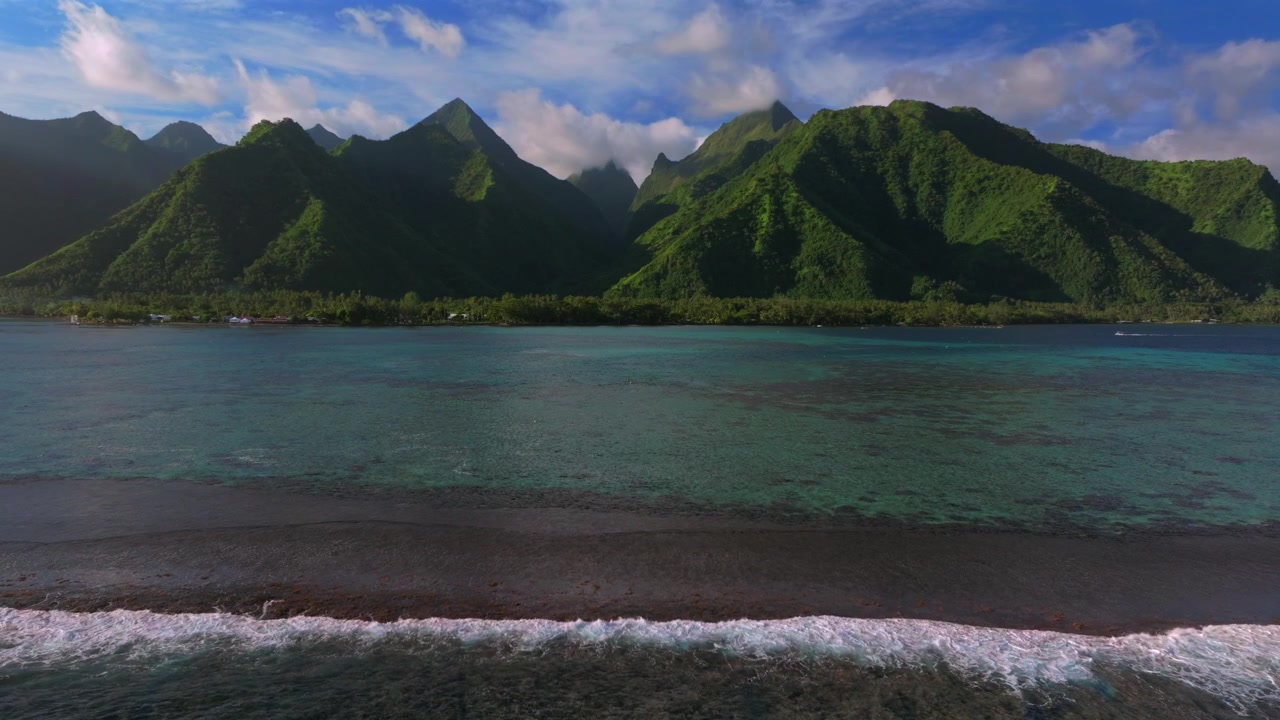 Ondas de surf em Teahupo'o quebrando em recife de coral, capturadas por drone aéreo. Ilha do Taiti, Polinésia Francesa, sob céu azul ensolarado. Lagoa para surf, porto de Passe Havea, paisagem da lagoa. A vila 'The End of the Road'. Tomada estática.