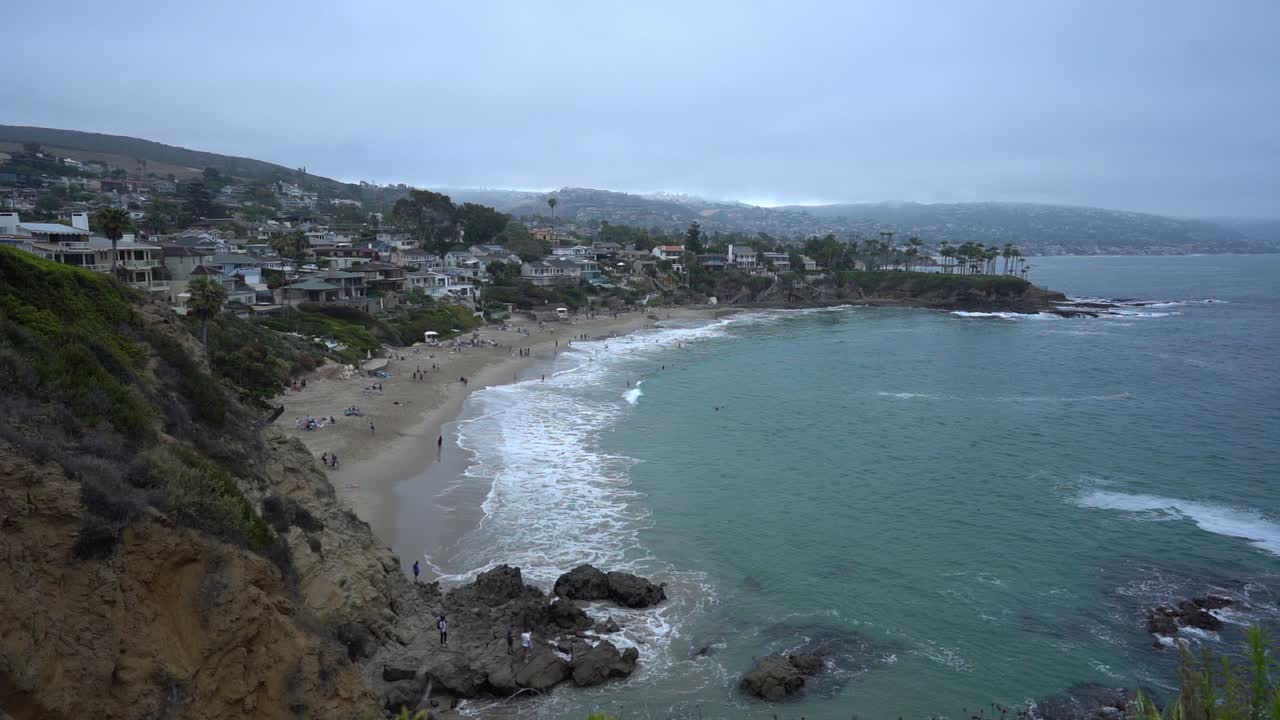 해안의 파도가 있는 바의 해변