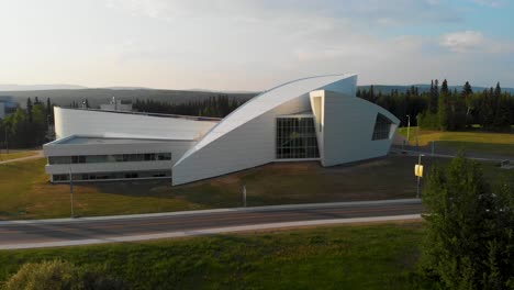 4K-Drohnenvideo-Des-Museums-Des-Nordgebäudes-Auf-Dem-Campus-Der-University-Of-Alaska-Fairbanks