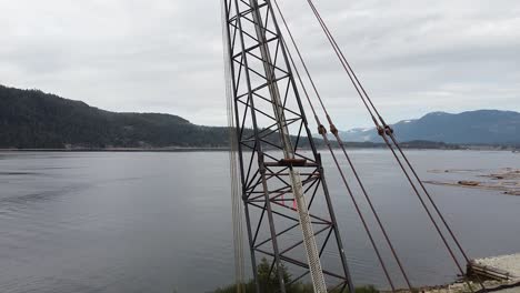 grúa maderera en port alberni inlet, isla de vancouver, canadá