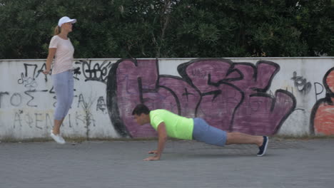 Hombre-Y-Mujer-Entrenando-En-Las-Calles-De-La-Ciudad