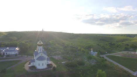 templo blanco con cúpulas en las montañas en verano