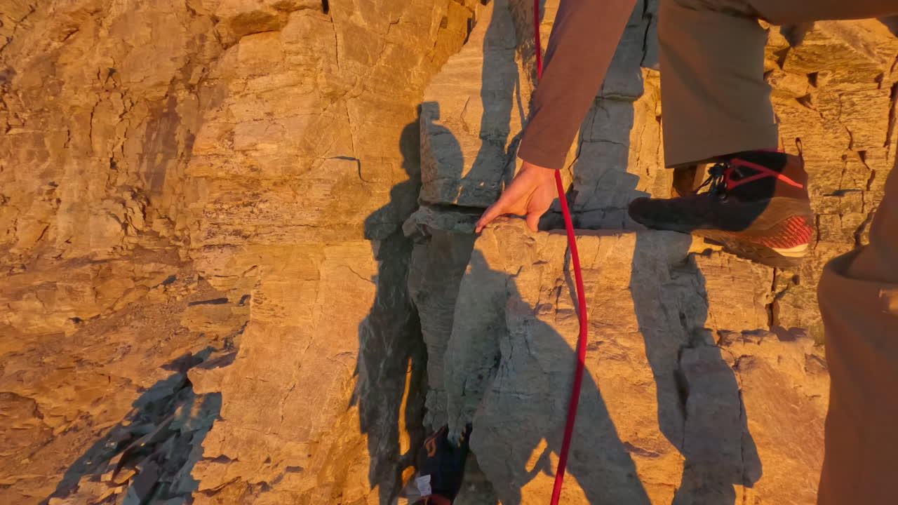 POV em primeira pessoa de um alpinista escalando o icônico Matterhorn ao nascer do sol em um dia perfeito e com céu incrivelmente limpo. Capturado em GoPro para uma experiência de alpinismo realista e imersiva acima das nuvens.