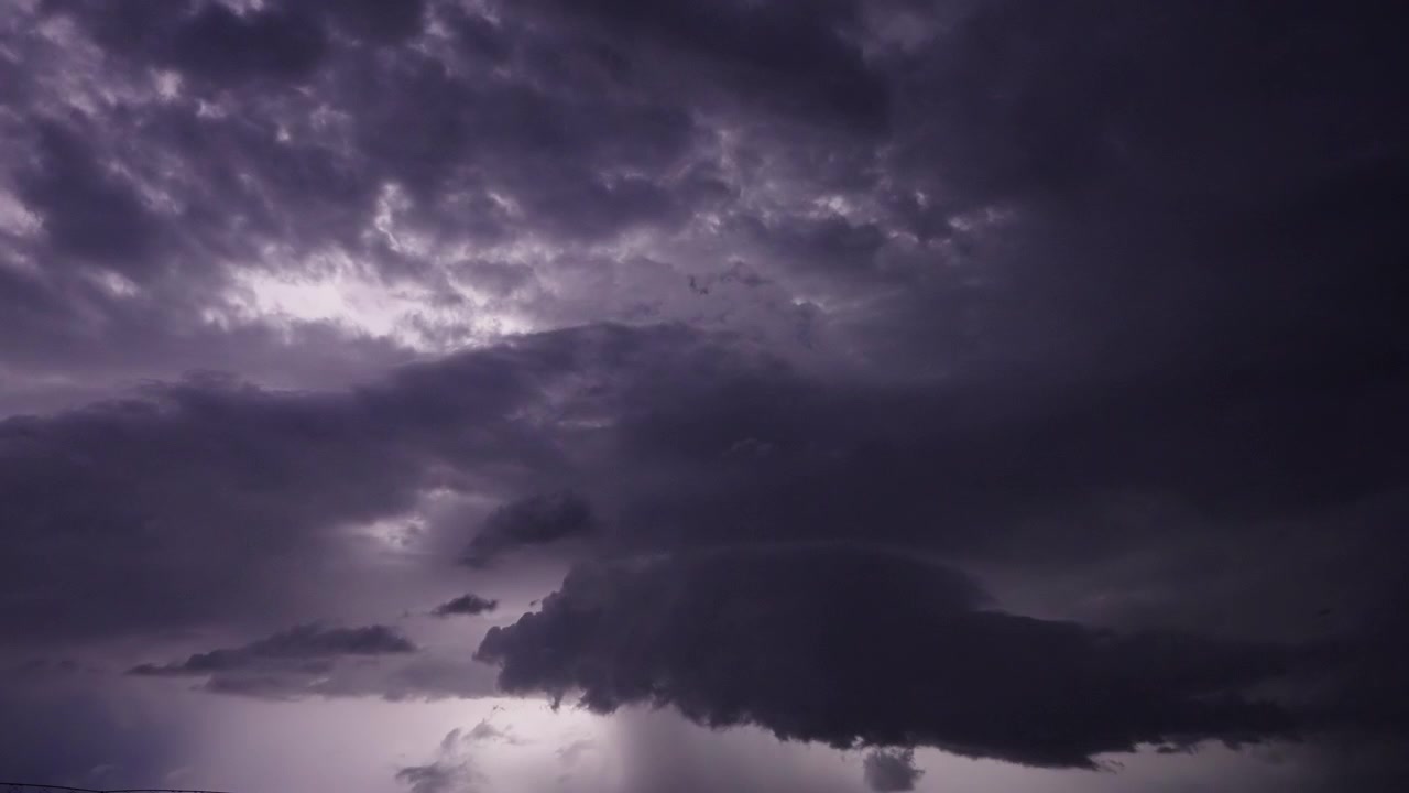 En himmel fuld af lyn viser energi og bevægelse i den stormfulde atmosfære