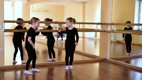 niños en la clase de baile clásico