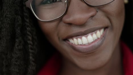 Nahaufnahme-Des-Mundes-Einer-Afroamerikanischen-Frau,-Die-Lächelnd-In-Die-Kamera-Blickt